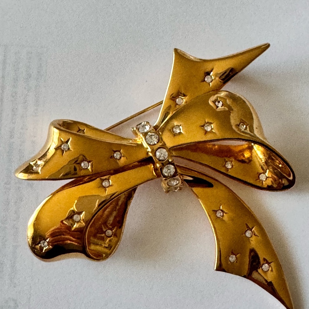 Joan Rivers bows brooches